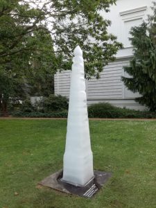 Stadtbesetzung 2019, Viersen, Skulpturlabor:Stefanie Klingemann. Obelisk. 2019. Gefrorenes Wasser. 2,80 x 50 x 50 cm. Foto Jutta Pitzen, Stadt Viersen