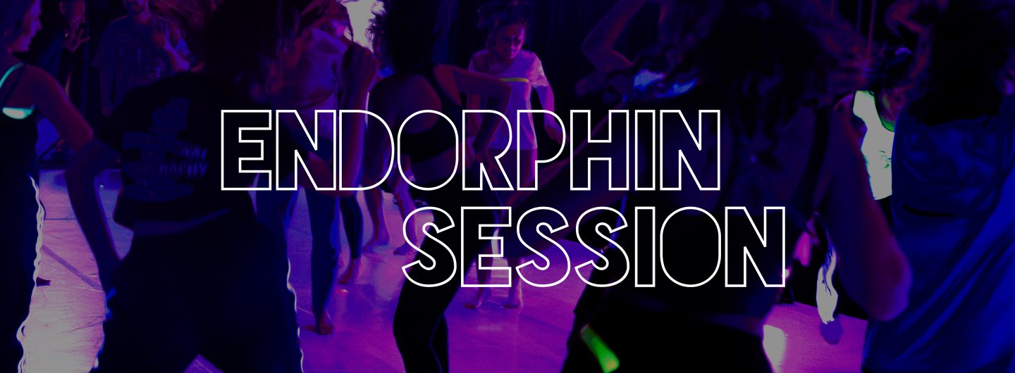 Auf einer lila beleuchteten Tanzfläche sind verschiedene Menschen am Tanzen. Vorne auf dem Bild steht die Schrift "Endorphin Session"