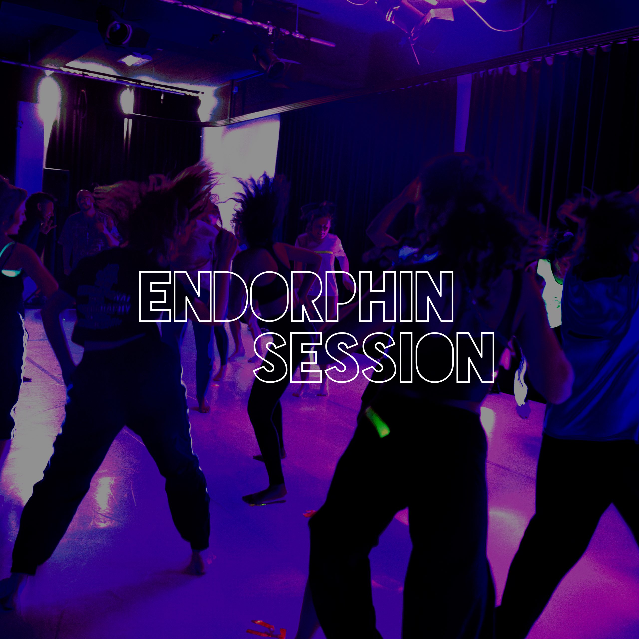 Auf einer lila beleuchteten Tanzfläche sind verschiedene Menschen am Tanzen. Vorne auf dem Bild steht die Schrift "Endorphin Session"
