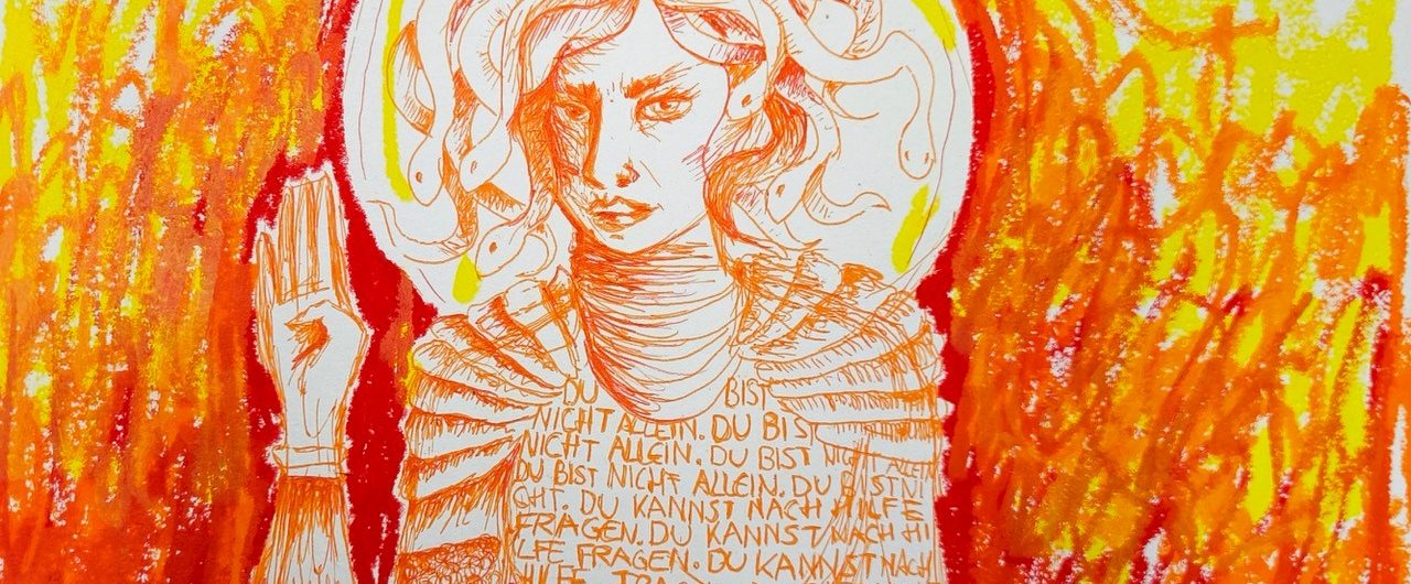 Illustration einer Person mit schlangenartigem Haar, die eine Hand erhoben hat. Der Hintergrund ist in kräftigen Gelb-, Orange- und Rottönen gestaltet. Über den Oberkörper zieht sich mehrfach der handschriftliche Satz: „Du bist nicht allein. Du kannst nach Hilfe fragen.“