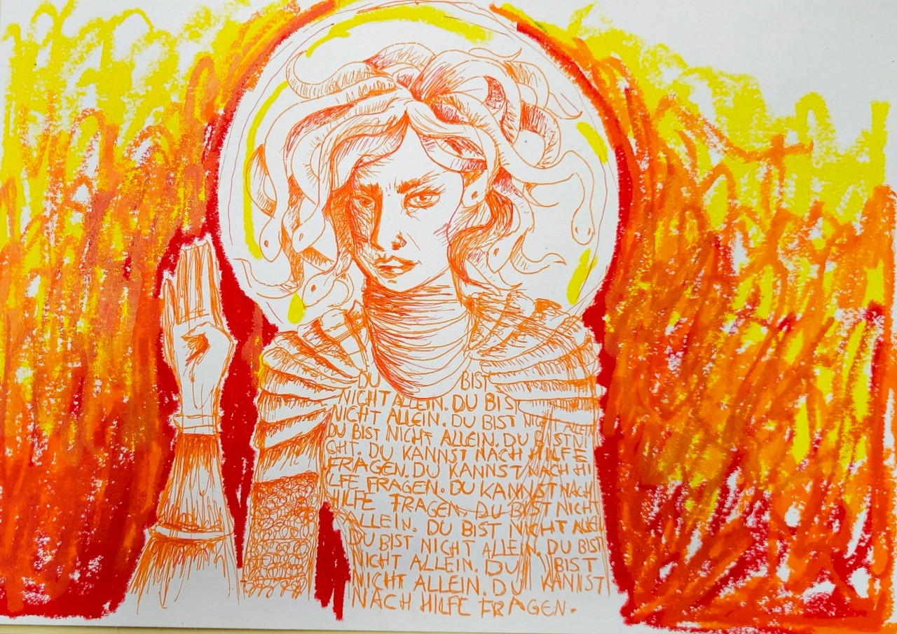 Illustration einer Person mit schlangenartigem Haar, die eine Hand erhoben hat. Der Hintergrund ist in kräftigen Gelb-, Orange- und Rottönen gestaltet. Über den Oberkörper zieht sich mehrfach der handschriftliche Satz: „Du bist nicht allein. Du kannst nach Hilfe fragen.“